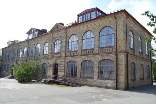 Foto på Vårfruskolan i Lund som exempel på att den fysiska miljön ska vara tillgänglig för barn med funktionshinder.