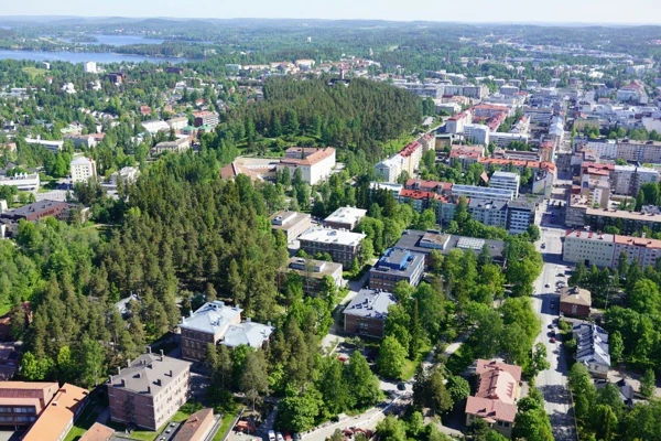 Flygfoto som visar skog, fastigheter och sjöar.