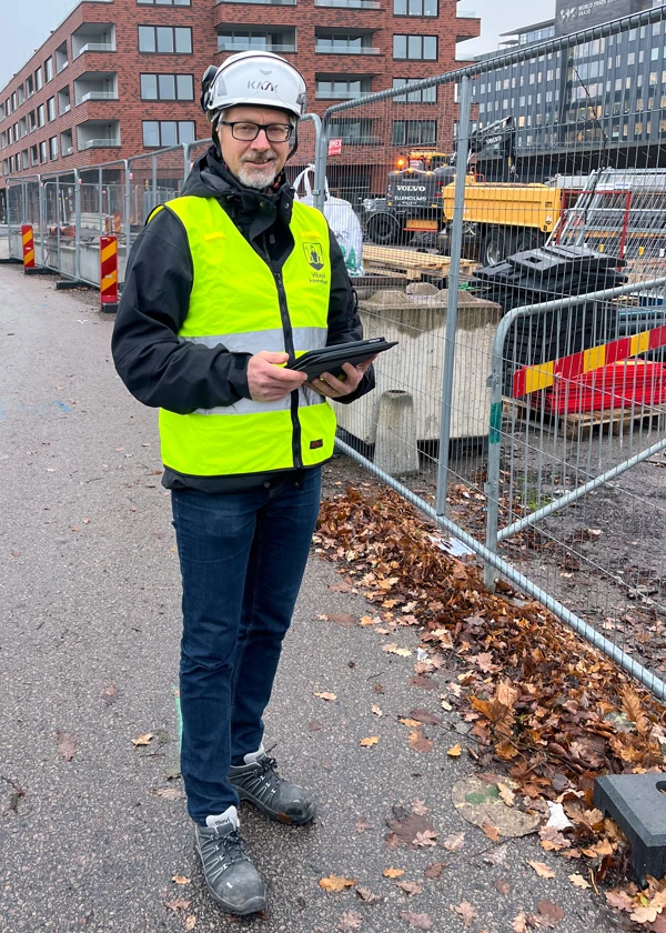 Magnus Ericsson vid en byggarbetsplats.