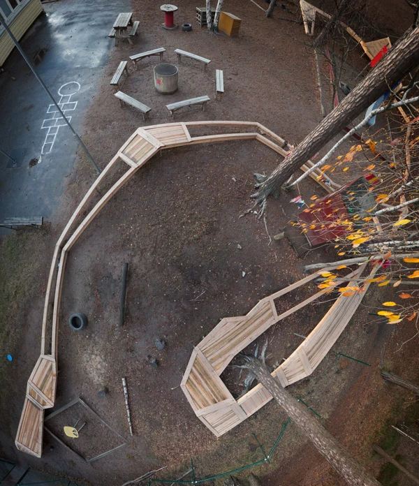 Bild uppifrån som visar barnens bana byggd av trä.