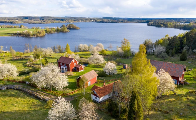 Gård vid sjö.