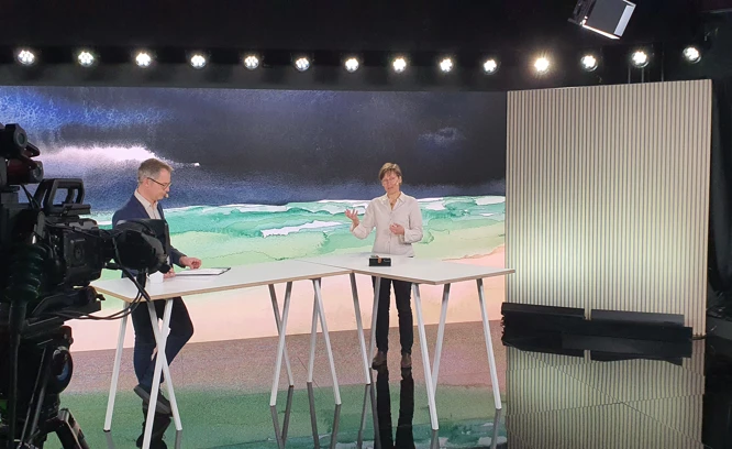 Foto på konferensstudioscenen under sändning.