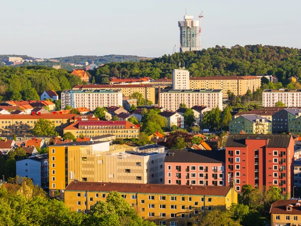 Foto med vy över bostadsområden och grönområden i en stad.