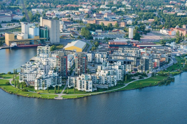 Flygbild över Västerås från Mälaren.