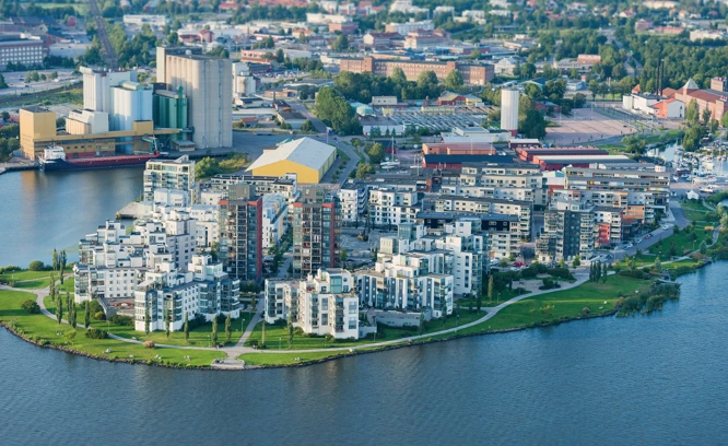 Flygbild över Västerås från Mälaren.