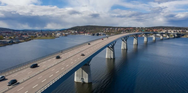 Vägbro över vatten vid Sundsvall.