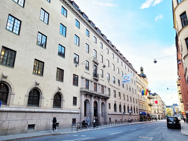 Exteriören på huvudbyggnaden till Anna Whitlocks gymnasium.