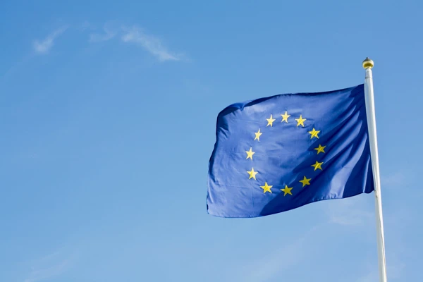 EU-flaggan mot blå himmel.