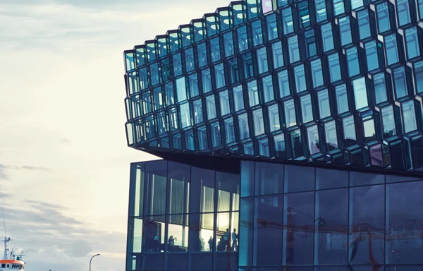 Byggnad på Island med mycket glas.