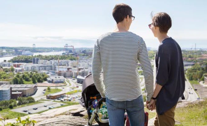 En familj tittar ut över staden. Foto: Scandinav