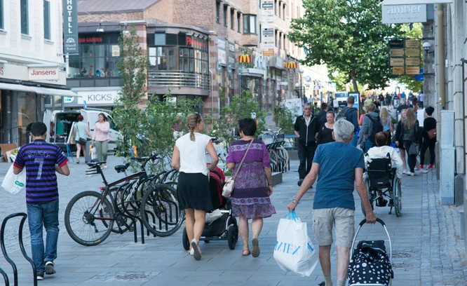 Människor i stadsmiljö. Foto: Franz Feldmanis