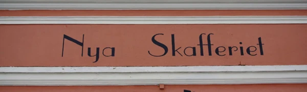 Foto på en husfasad med texten Nya Skafferiet målad på fasaden.