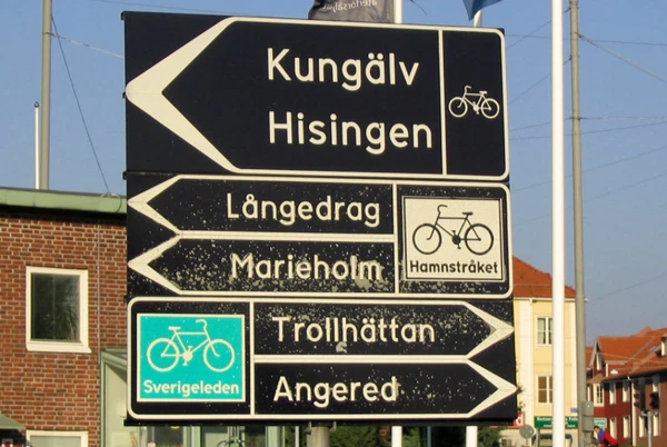 Foto på vägmärken som visar vart olika cykelvägar leder.